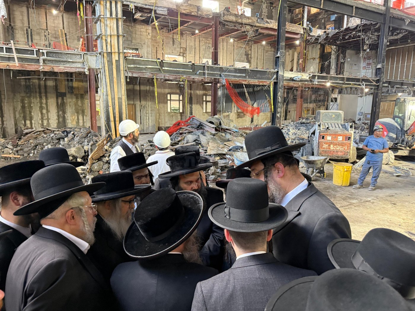 האדמו"ר מסאטמר בסיור בעת השיפוצים בבית מדרשו בווילאמסבורג