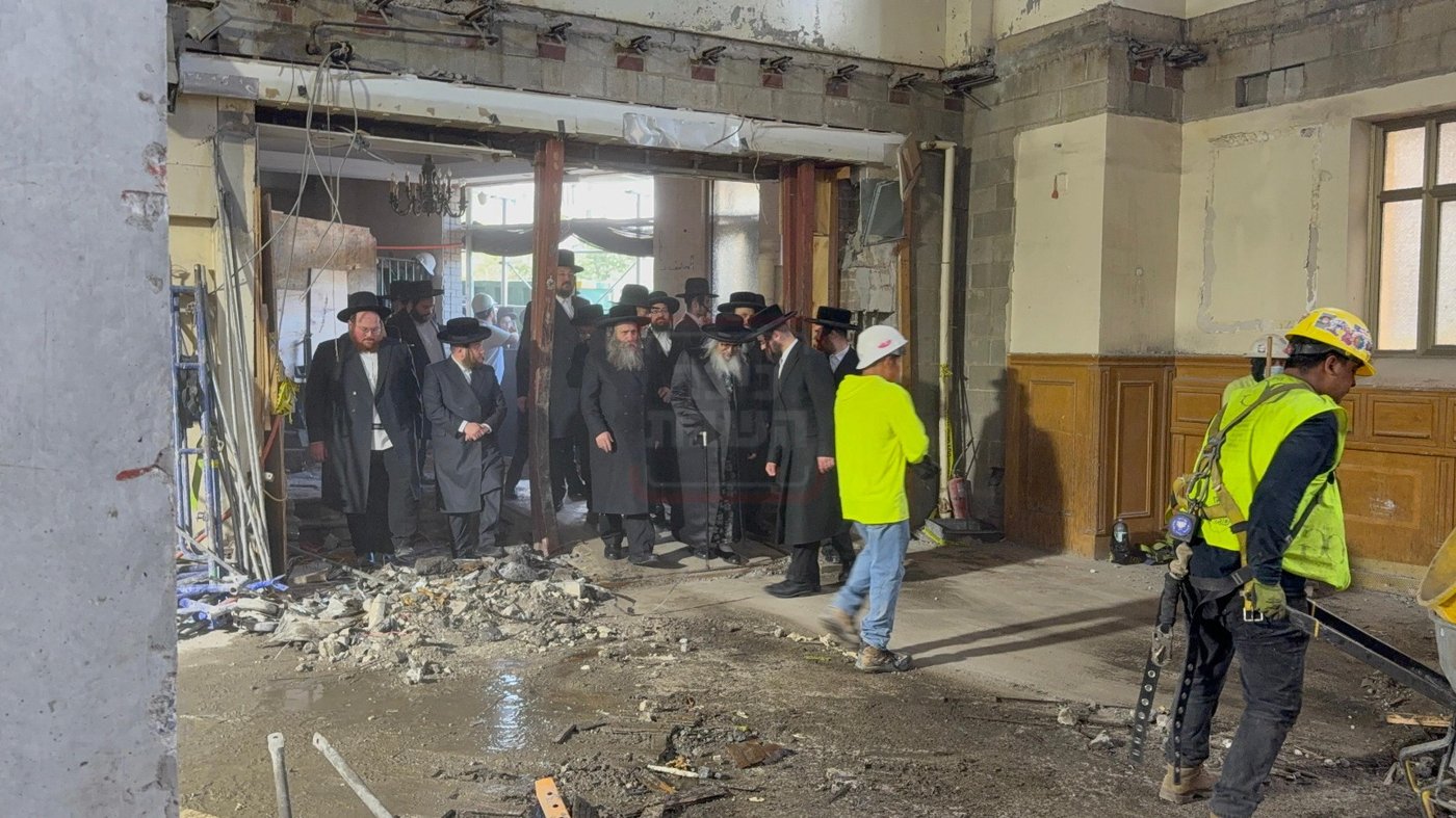 האדמו"ר מסאטמר בסיור בעת השיפוצים בבית מדרשו בווילאמסבורג