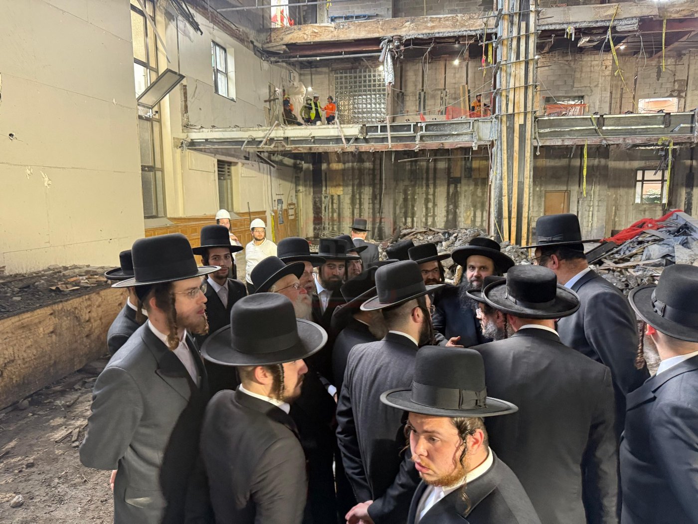 האדמו"ר מסאטמר בסיור בעת השיפוצים בבית מדרשו בווילאמסבורג