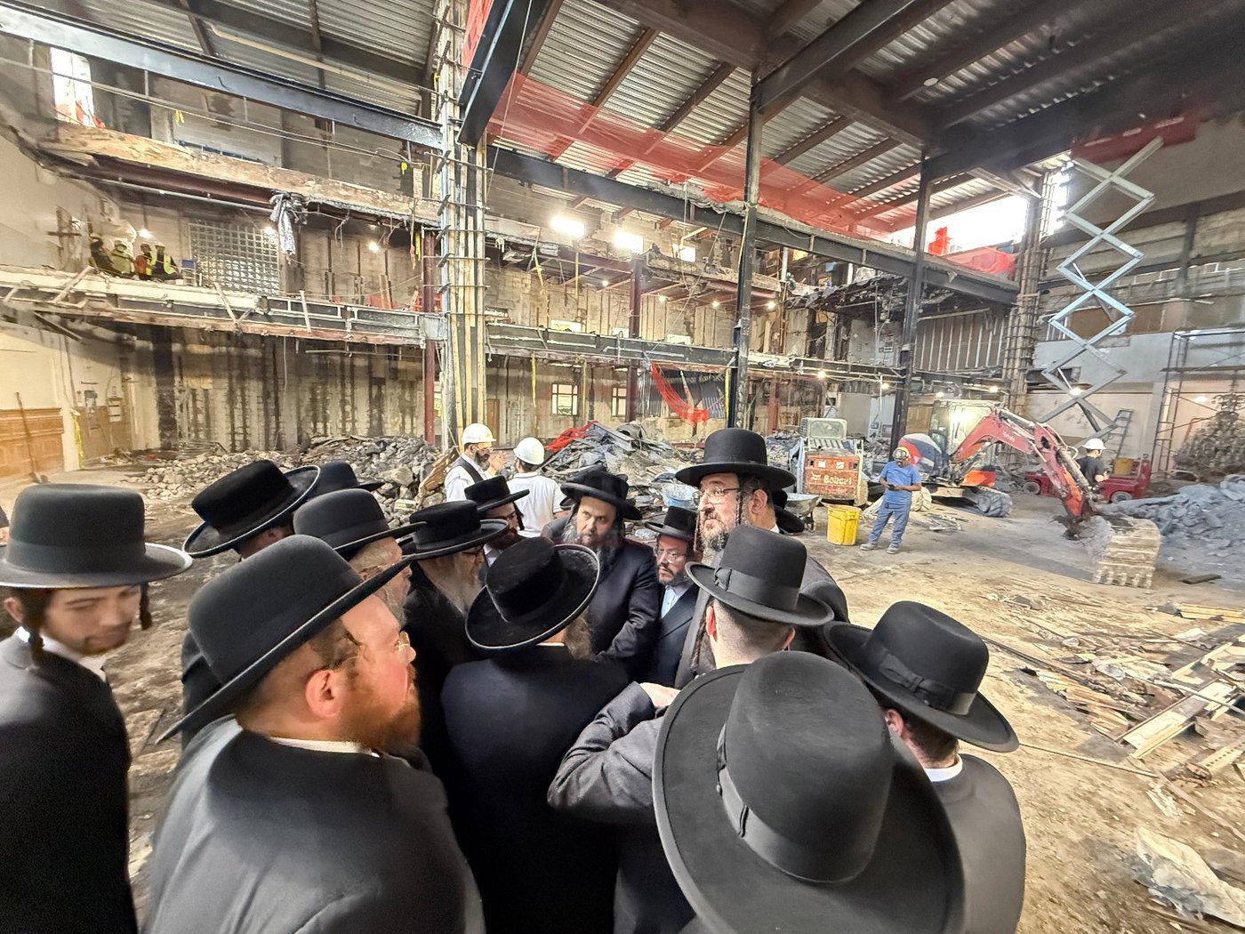 האדמו"ר מסאטמר בסיור בעת השיפוצים בבית מדרשו בווילאמסבורג
