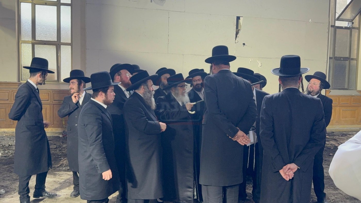 האדמו"ר מסאטמר בסיור בעת השיפוצים בבית מדרשו בווילאמסבורג