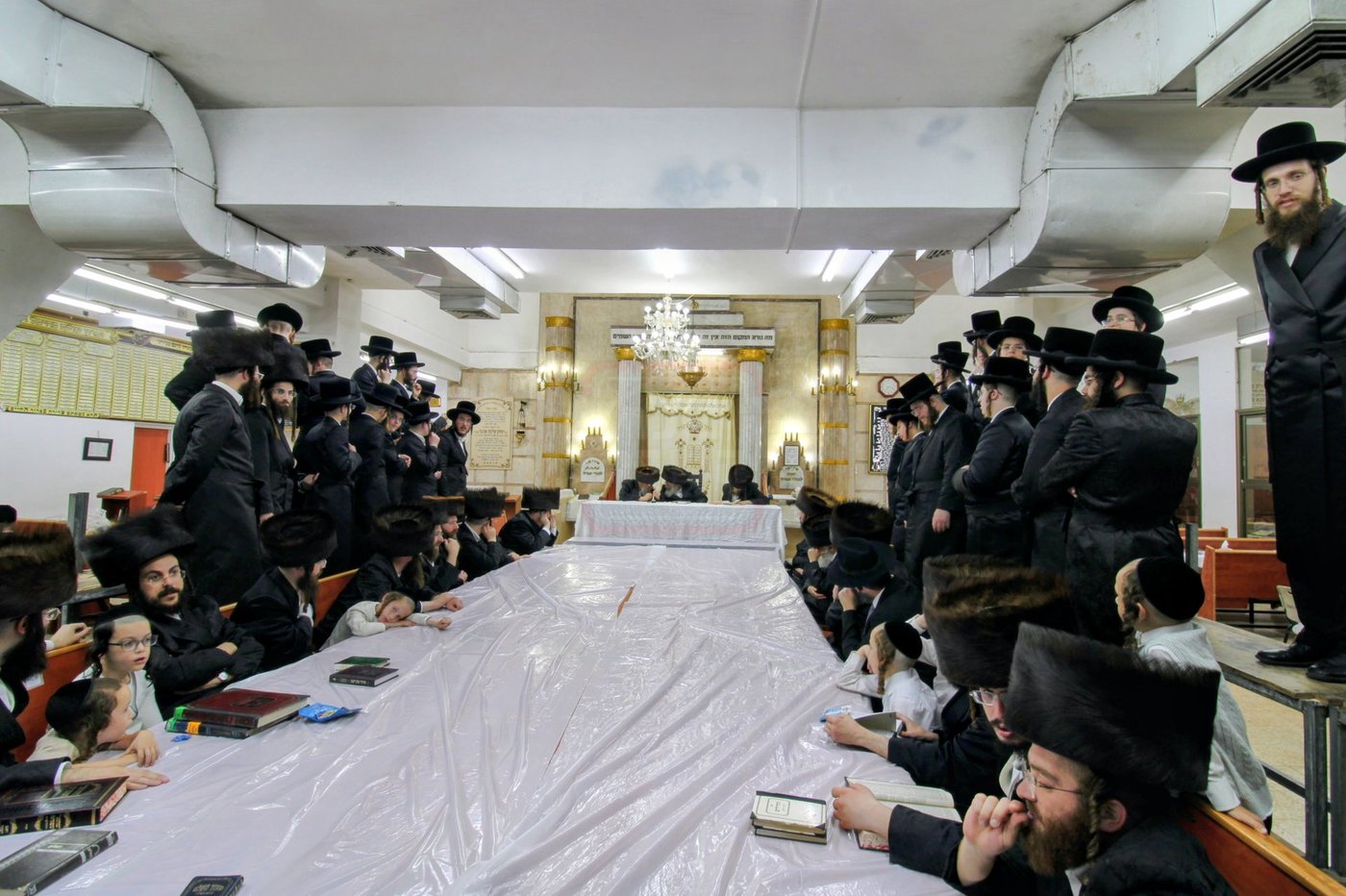 טיש נעילת החג בחצה"ק חוג חתם סופר