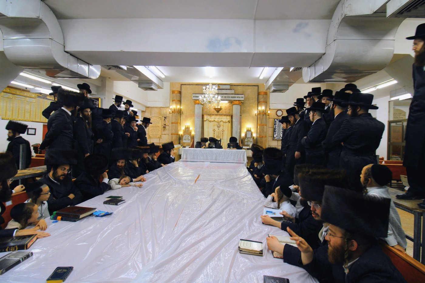 טיש נעילת החג בחצה"ק חוג חתם סופר