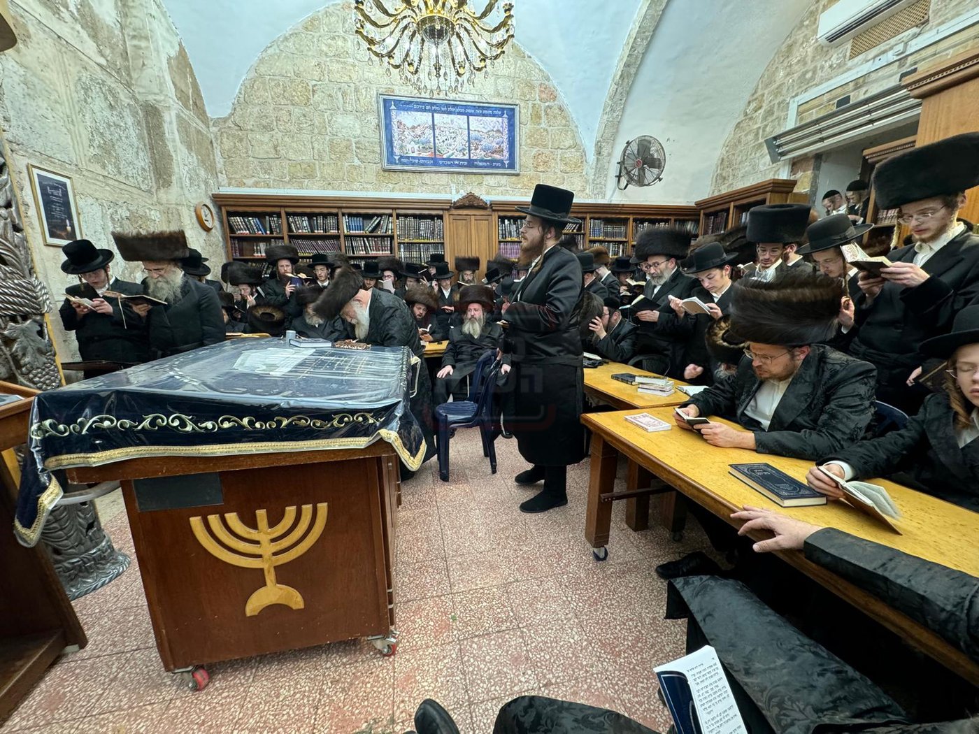 הגה"צ גאב"ד מאקאווא באמירת הסליחות במערת המכפלה