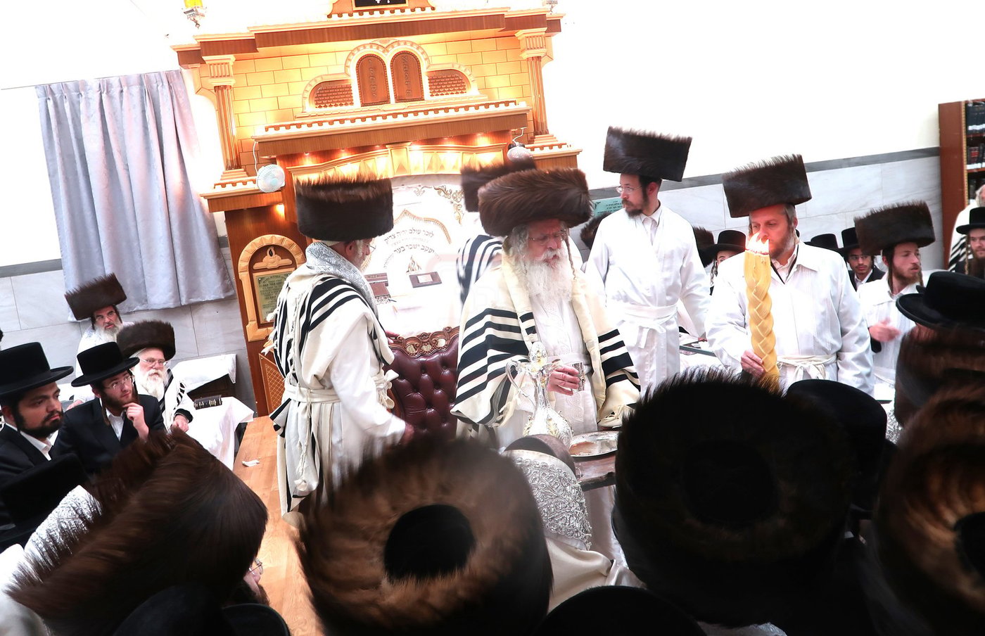 מוצאי יום כיפור אצל האדמו"ר מנדבורנה ירושלים