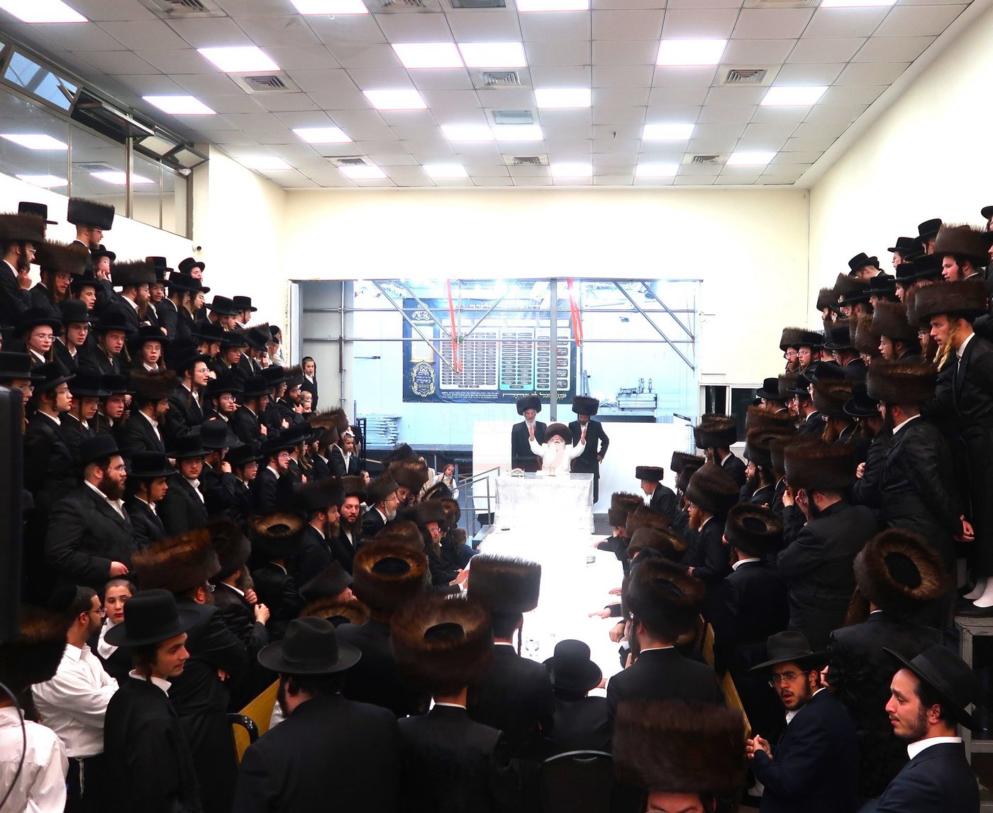 מוצאי יום כיפור אצל האדמו"ר מנדבורנה ירושלים