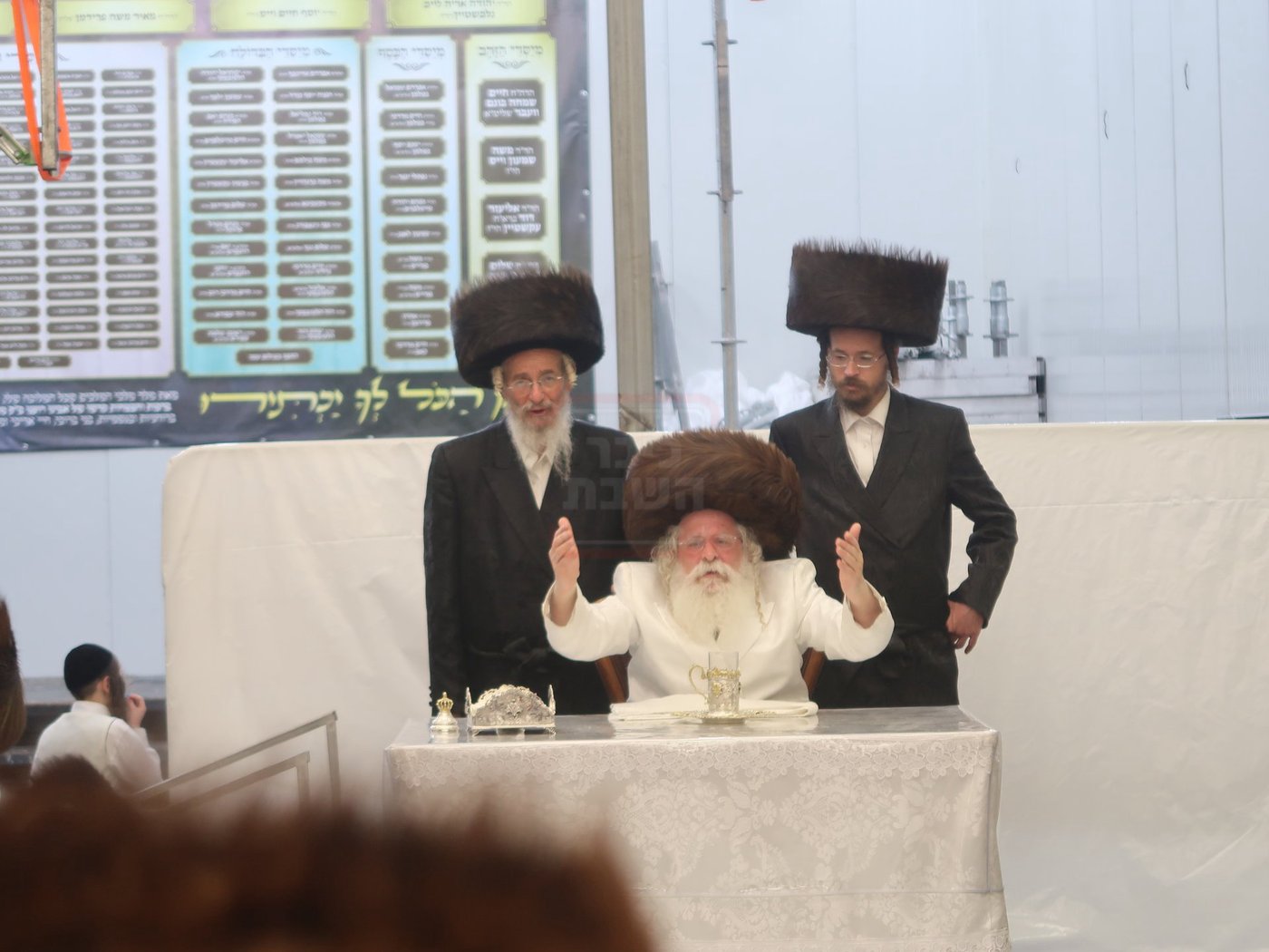 מוצאי יום כיפור אצל האדמו"ר מנדבורנה ירושלים