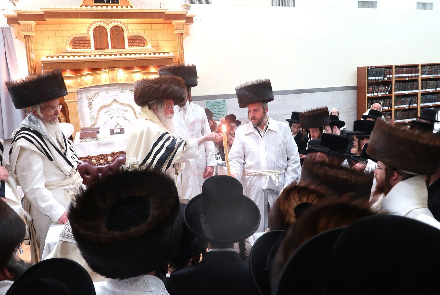 מוצאי יום כיפור אצל האדמו"ר מנדבורנה ירושלים