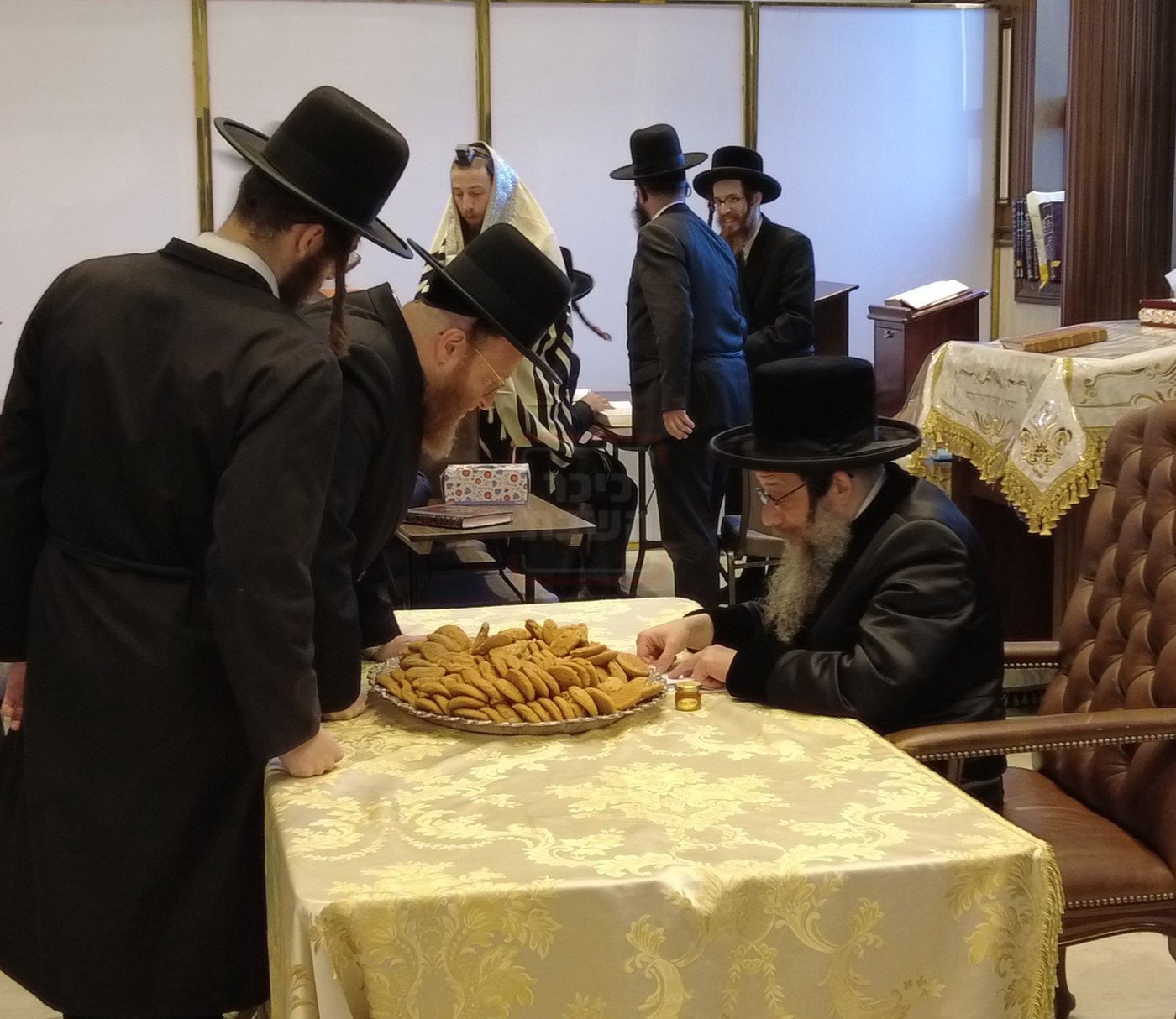 האדמו"ר מסקולען לייקווד בחלוקת לעקעך בערב יום כיפור