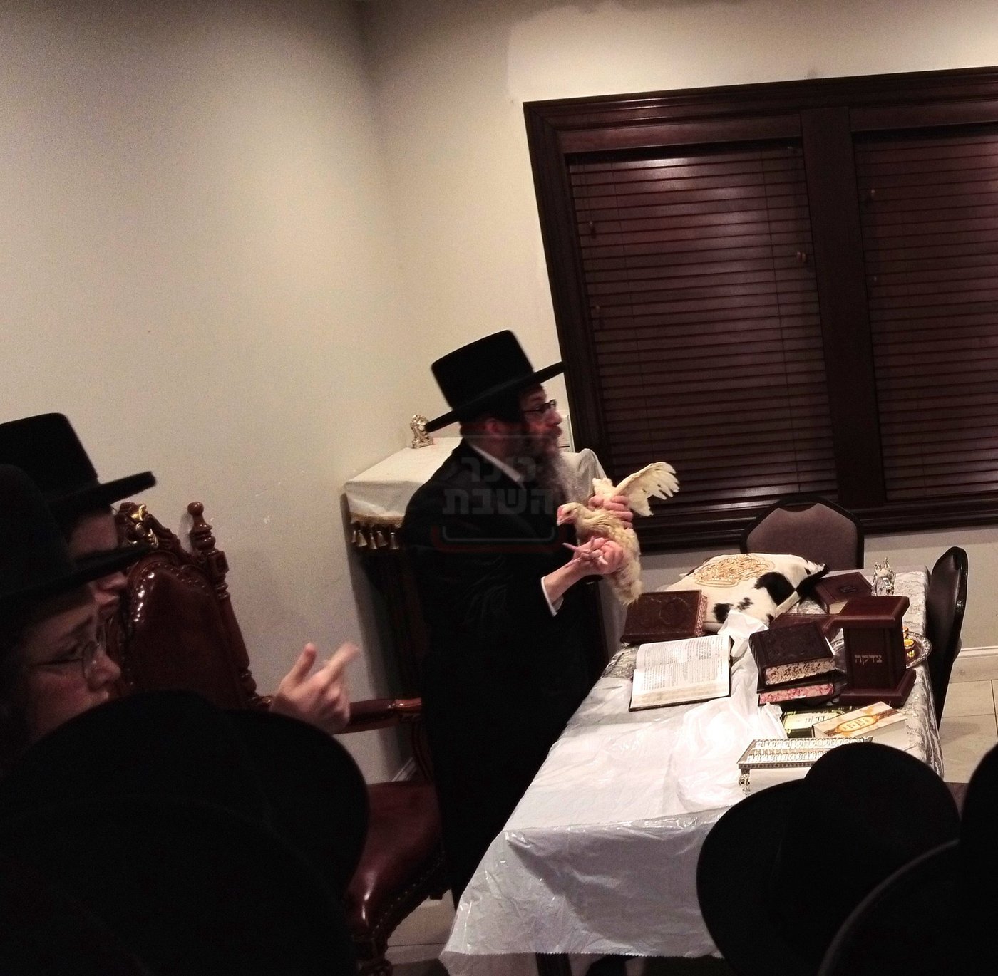 האדמו"ר מסקולען לייקווד במנהג כפרות