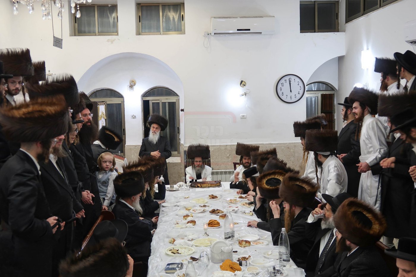 מוצאי יום כיפור אצל האדמו"ר מקרעטשניף סיגעט
