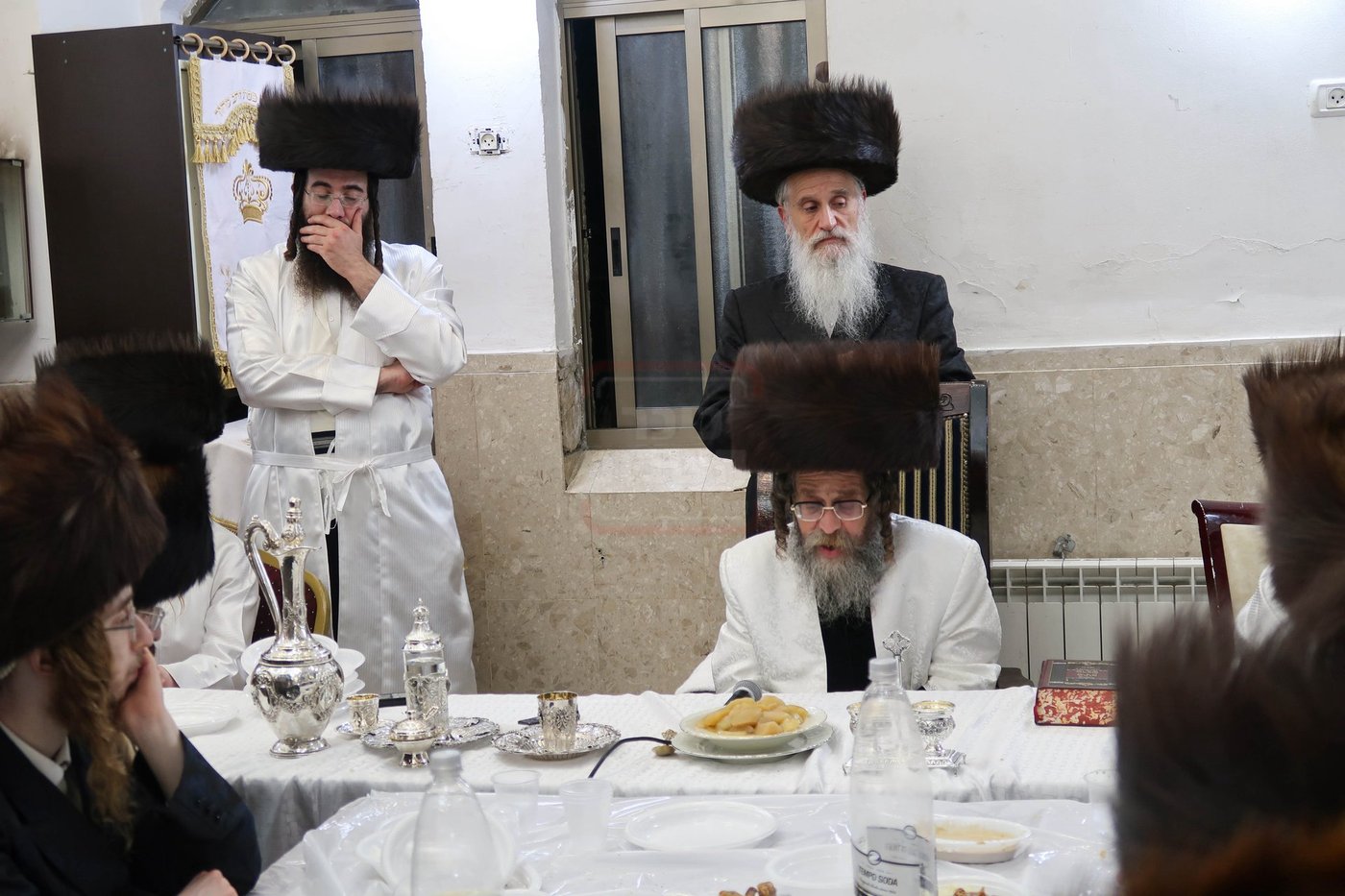 מוצאי יום כיפור אצל האדמו"ר מקרעטשניף סיגעט