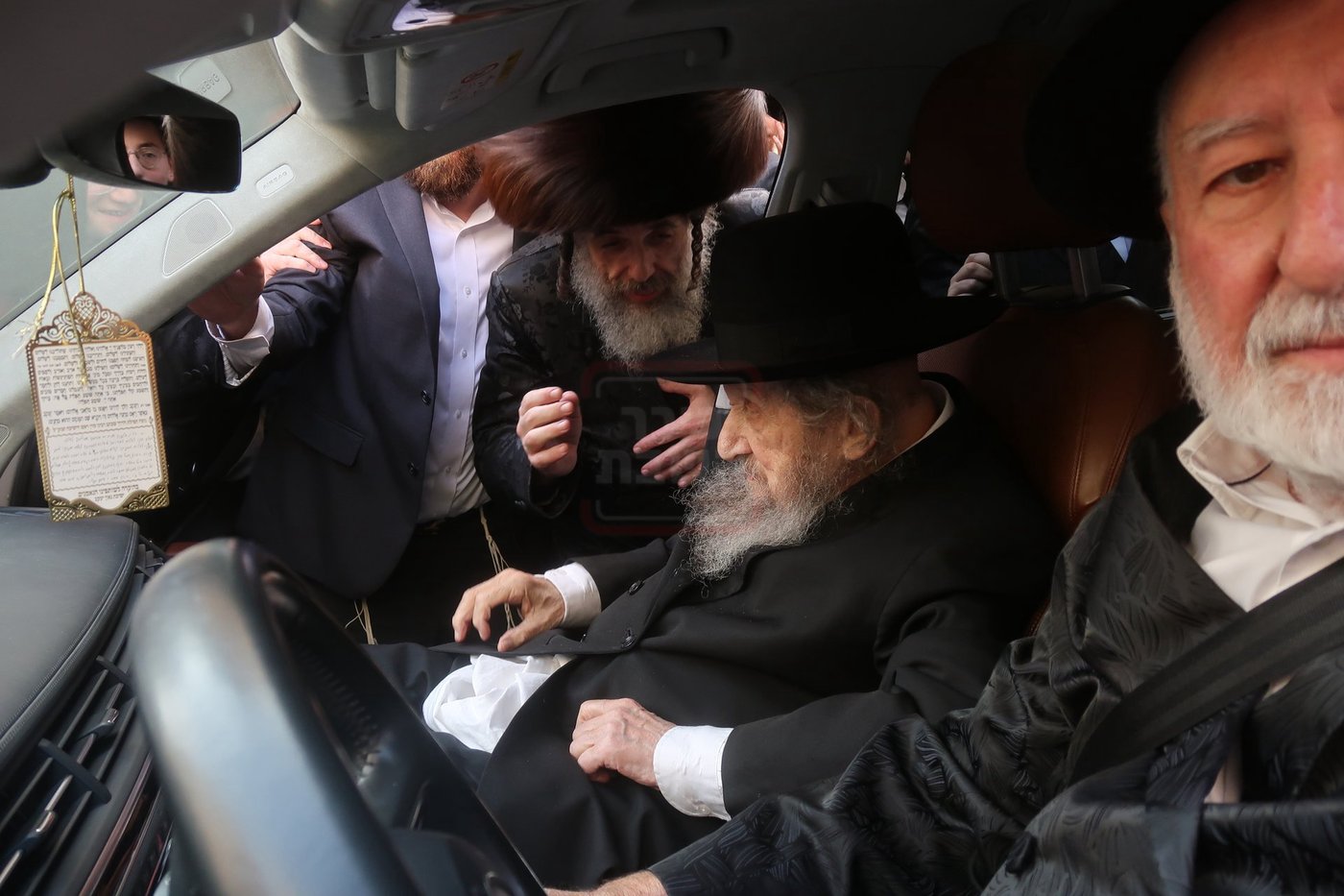 הגר"ד לנדו ביציאה מהביקור אצל האדמו"ר מויז'ניץ
