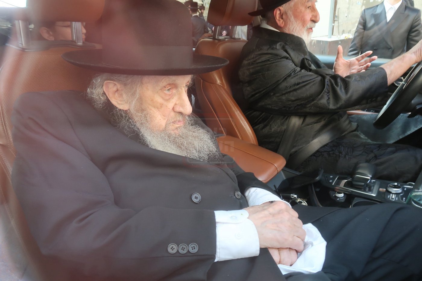 הגר"ד לנדו ביציאה מהביקור אצל האדמו"ר מויז'ניץ