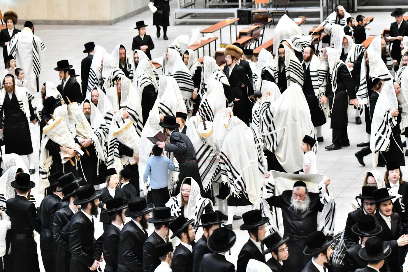 הגה"צ רבי חיים מאיר הגר בהקפות בחג שמחת תורה לבני חו"ל