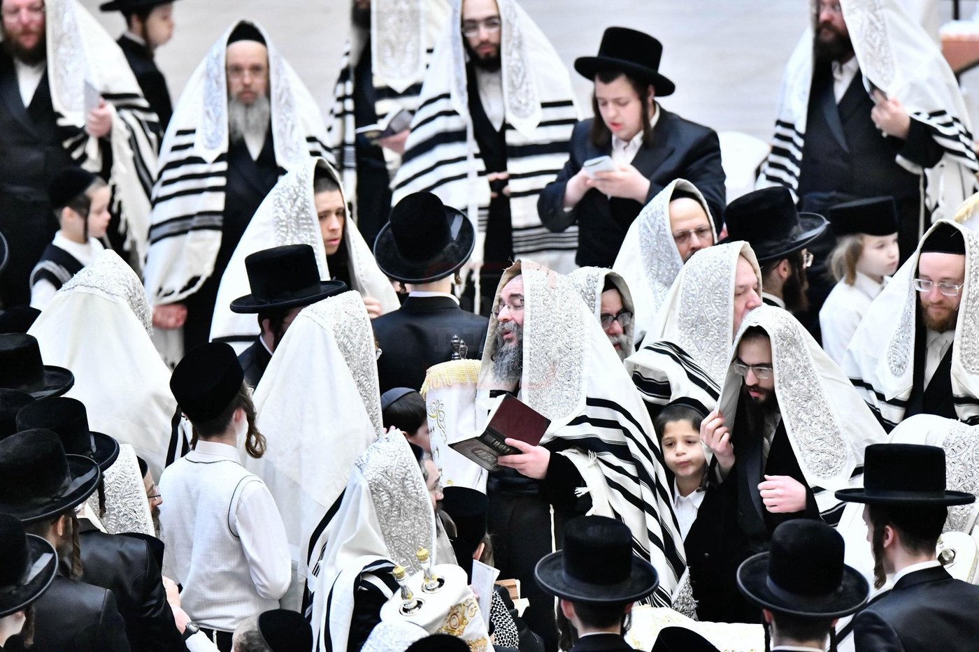 הגה"צ רבי חיים מאיר הגר בהקפות בחג שמחת תורה לבני חו"ל