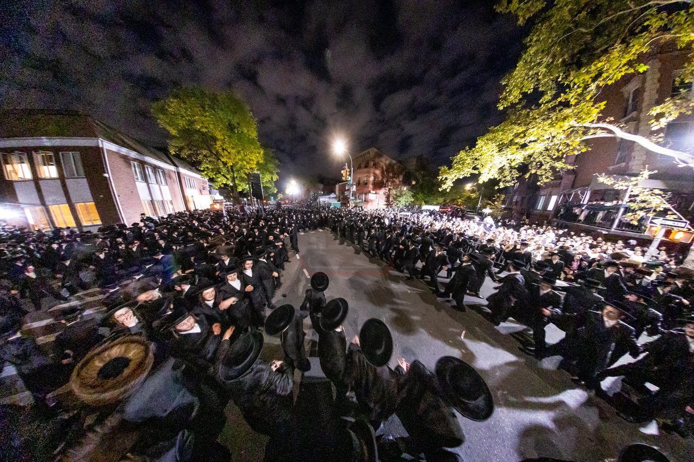 מוצאי חג שמיני עצרת בחצה"ק סאטמר