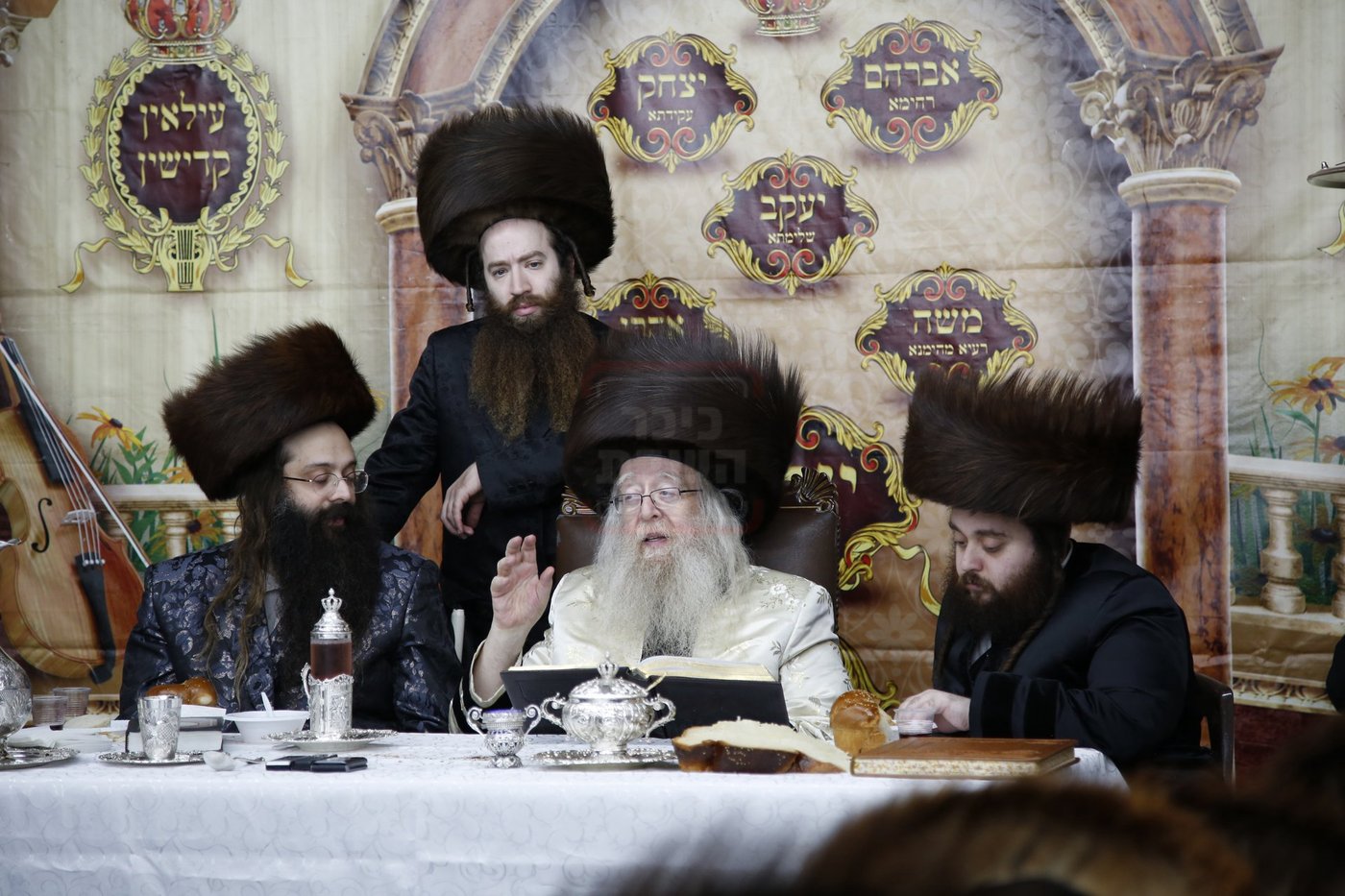 ירח האיתנים בחצה"ק ניקלשבורג