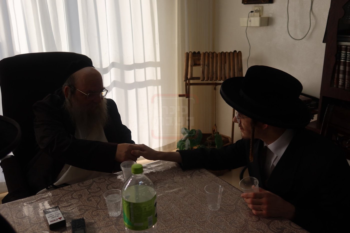 האסיר המשוחרר הרב אריה מרדכי רבינוביץ בבתי גדולי ישראל