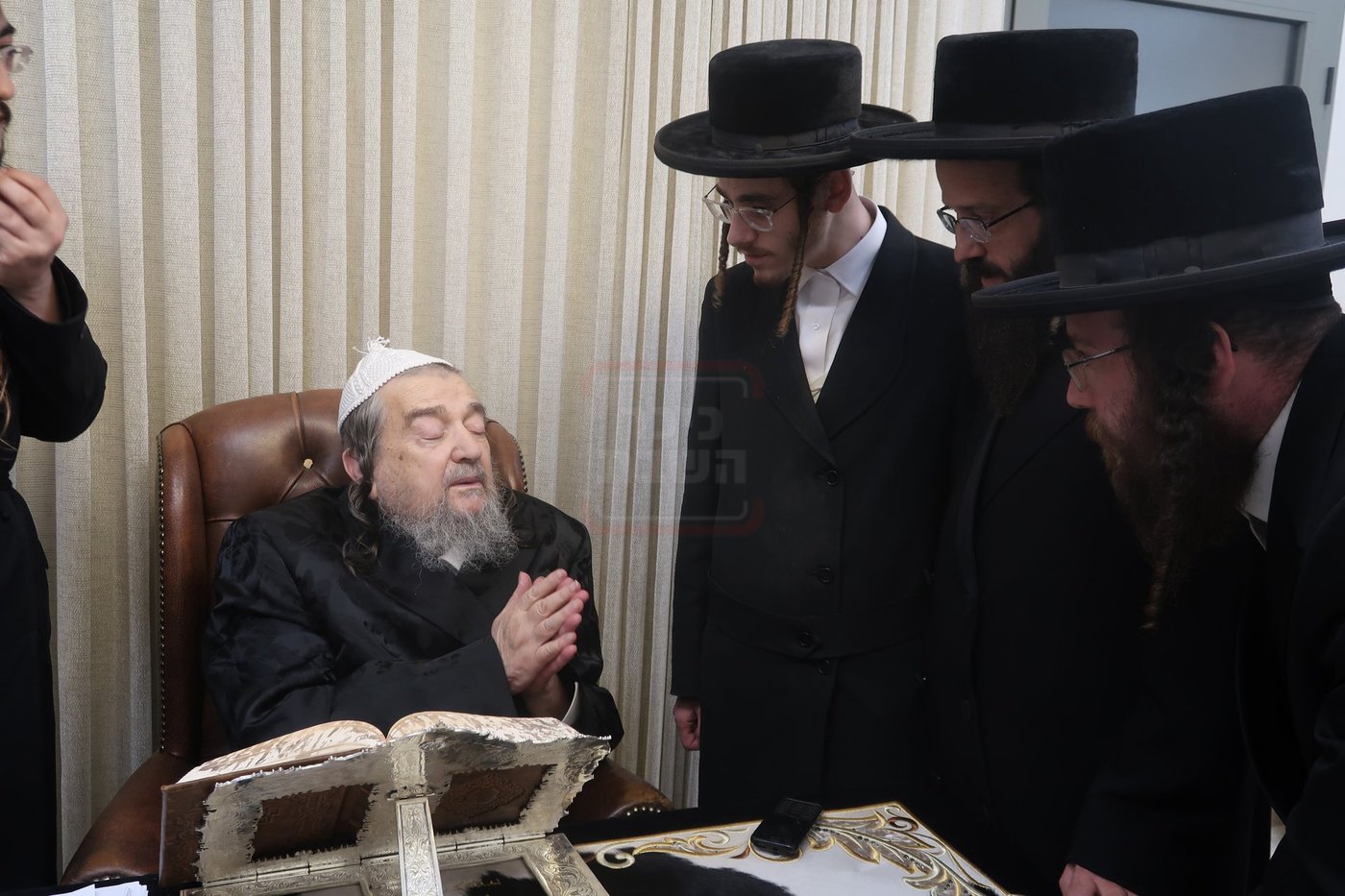 האסיר המשוחרר הרב אריה מרדכי רבינוביץ בבתי גדולי ישראל
