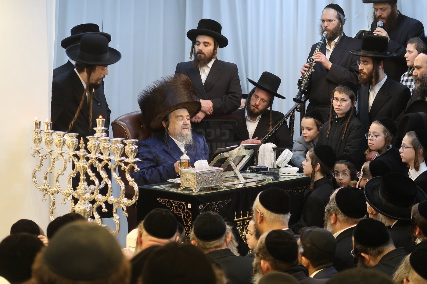 הגה"צ רבי יעקב מאיר שכטר בהדלקת נרות חנוכה