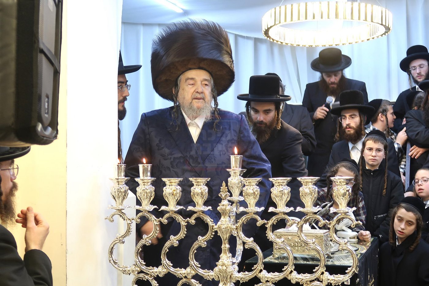 הגה"צ רבי יעקב מאיר שכטר בהדלקת נרות חנוכה