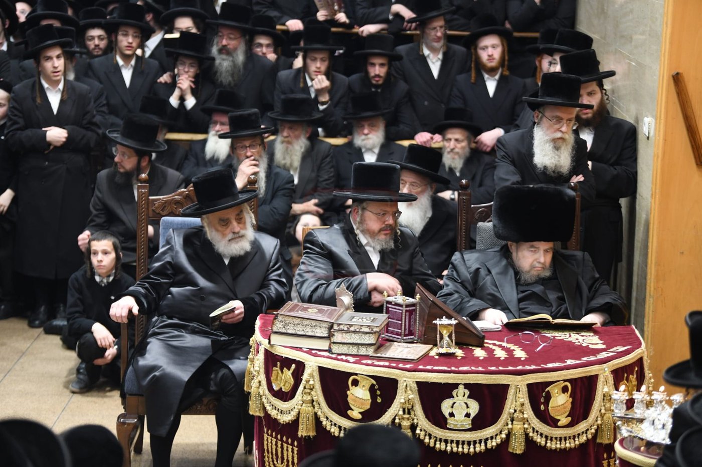 האדמו"ר מבעלזא בהדלקת נרות חנוכה