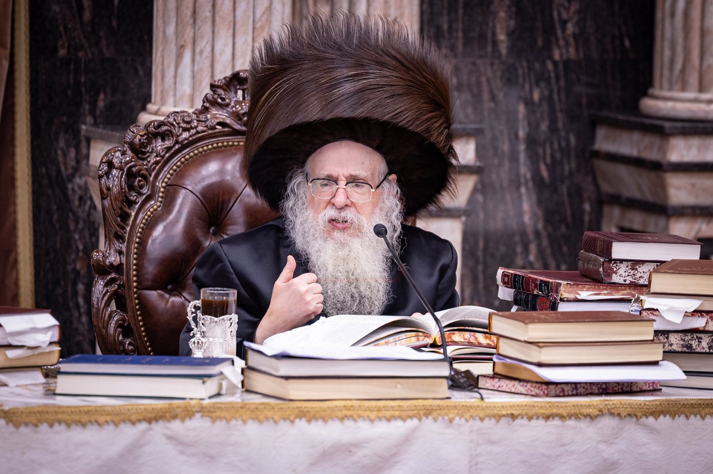 האדמו"ר מצאנז קלויזנבורג בהדלקת נרות חנוכה