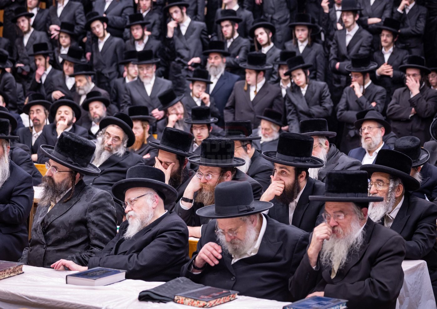 האדמו"ר מצאנז קלויזנבורג בהדלקת נרות חנוכה