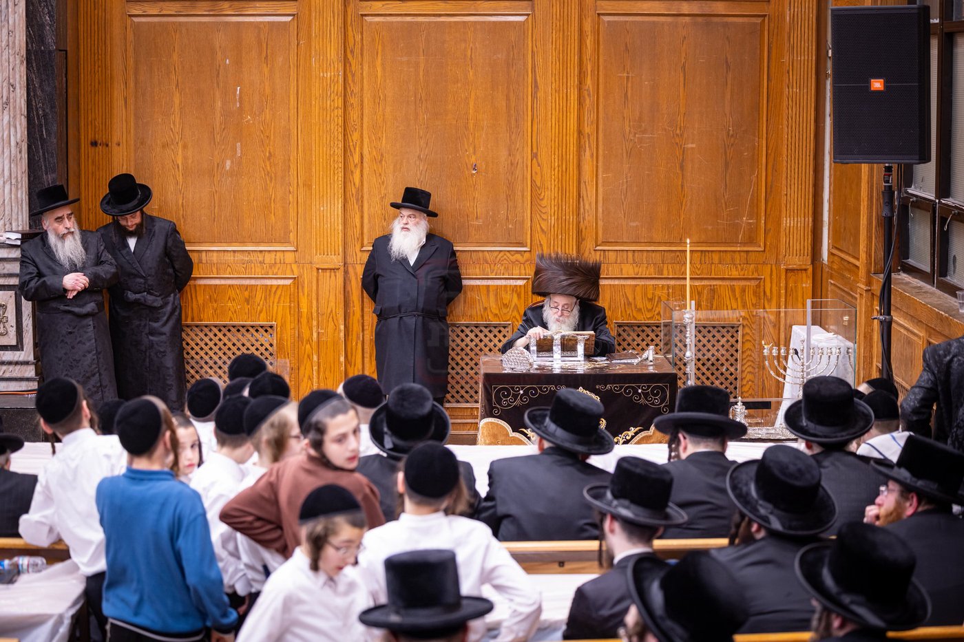 האדמו"ר מצאנז קלויזנבורג בהדלקת נרות חנוכה