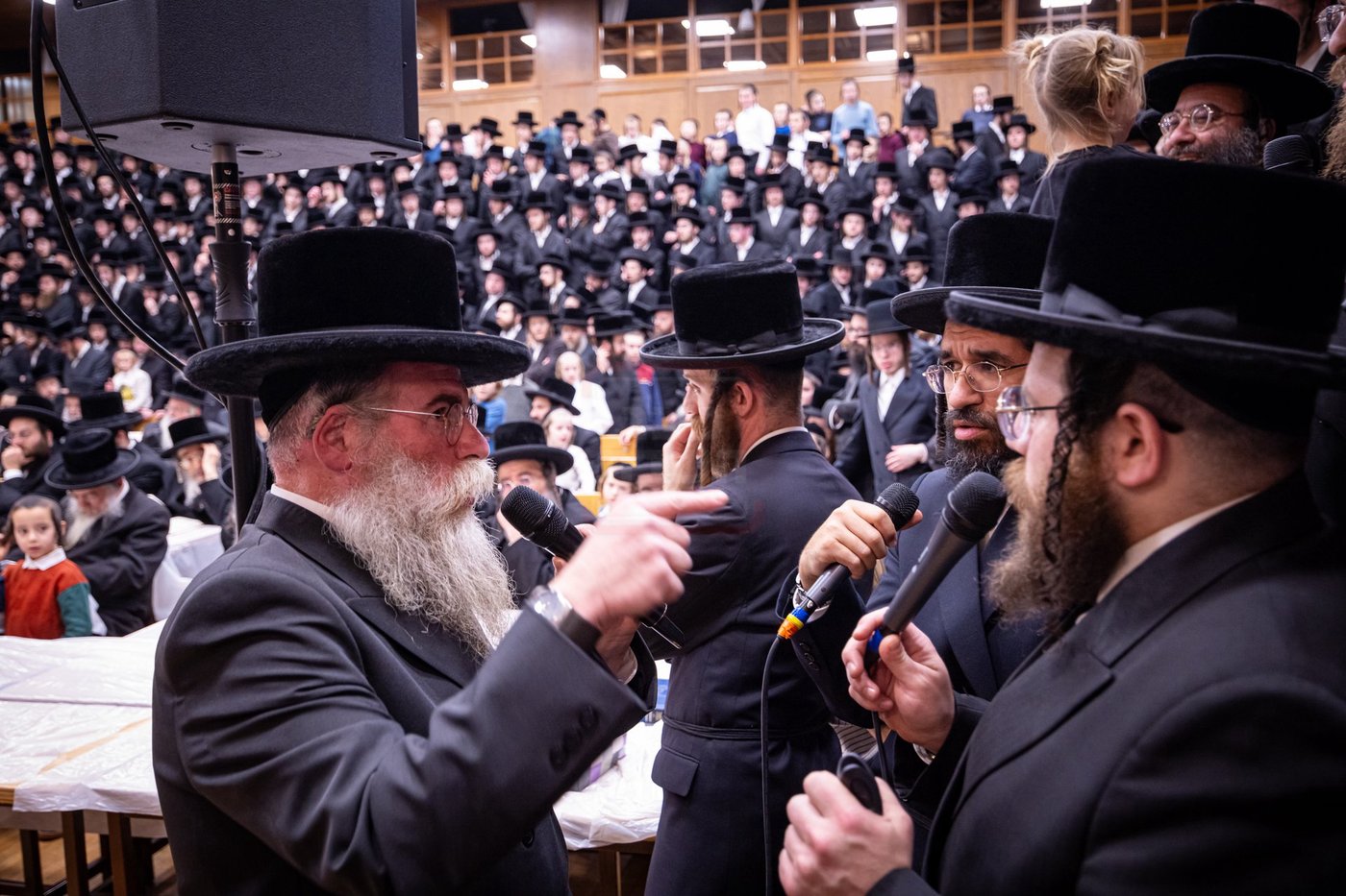 מקהלת צאנז קלויזנבורג בהדלקת נרות חנוכה