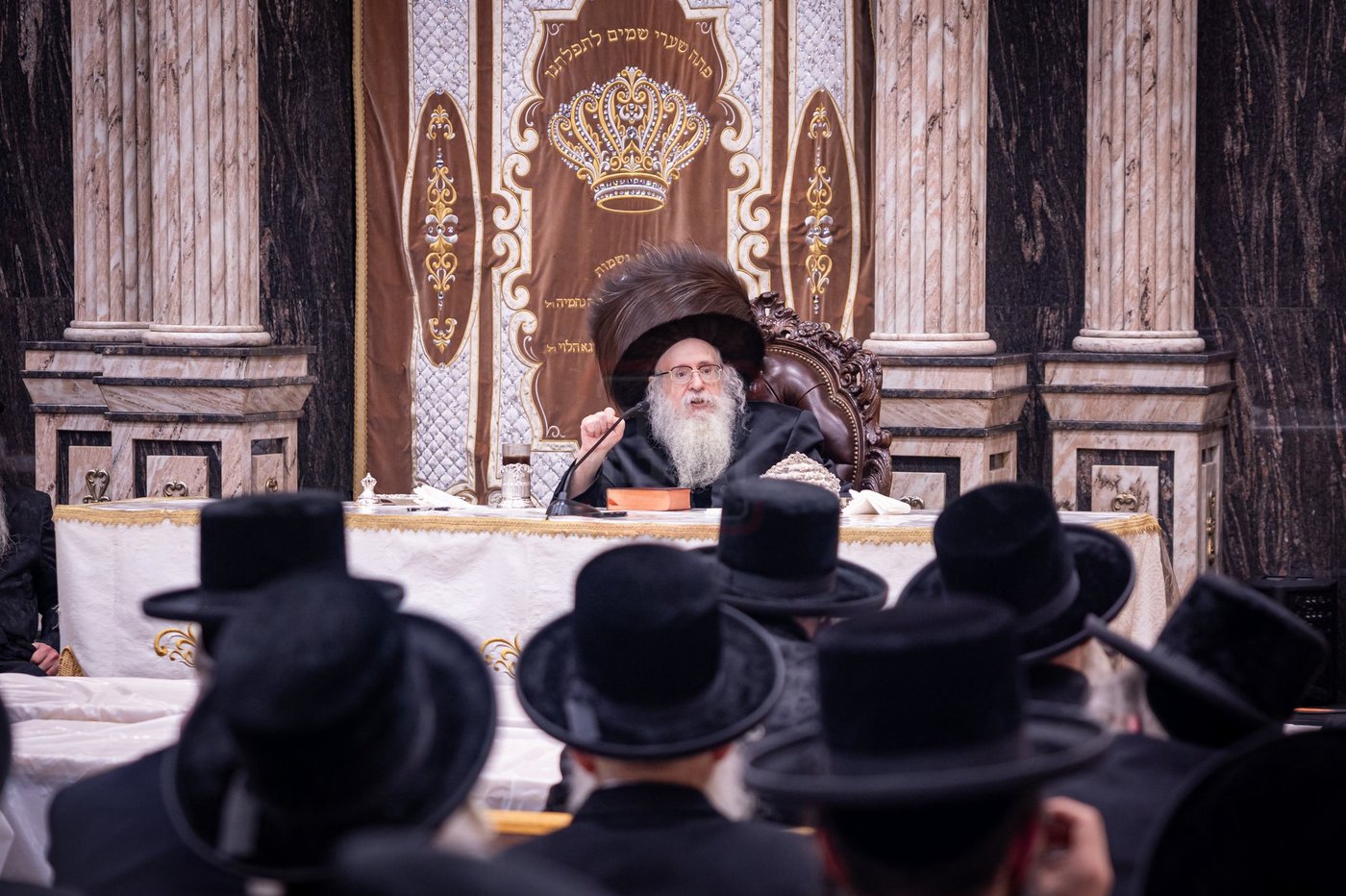 האדמו"ר מצאנז קלויזנבורג בהדלקת נרות חנוכה