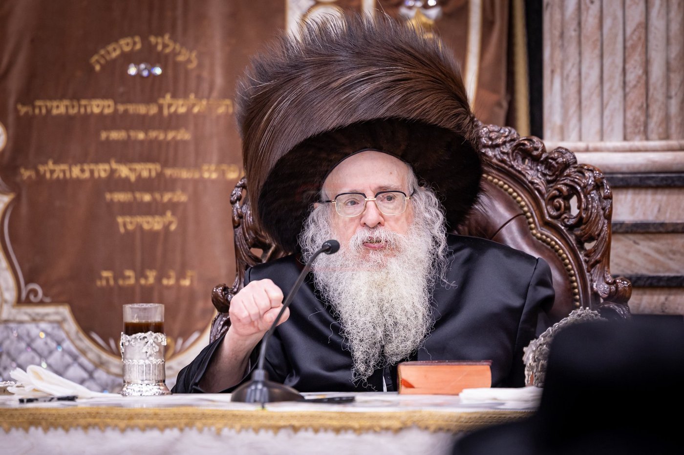 האדמו"ר מצאנז קלויזנבורג בהדלקת נרות חנוכה
