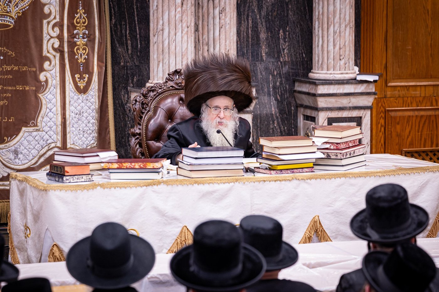 האדמו"ר מצאנז קלויזנבורג בהדלקת נרות חנוכה