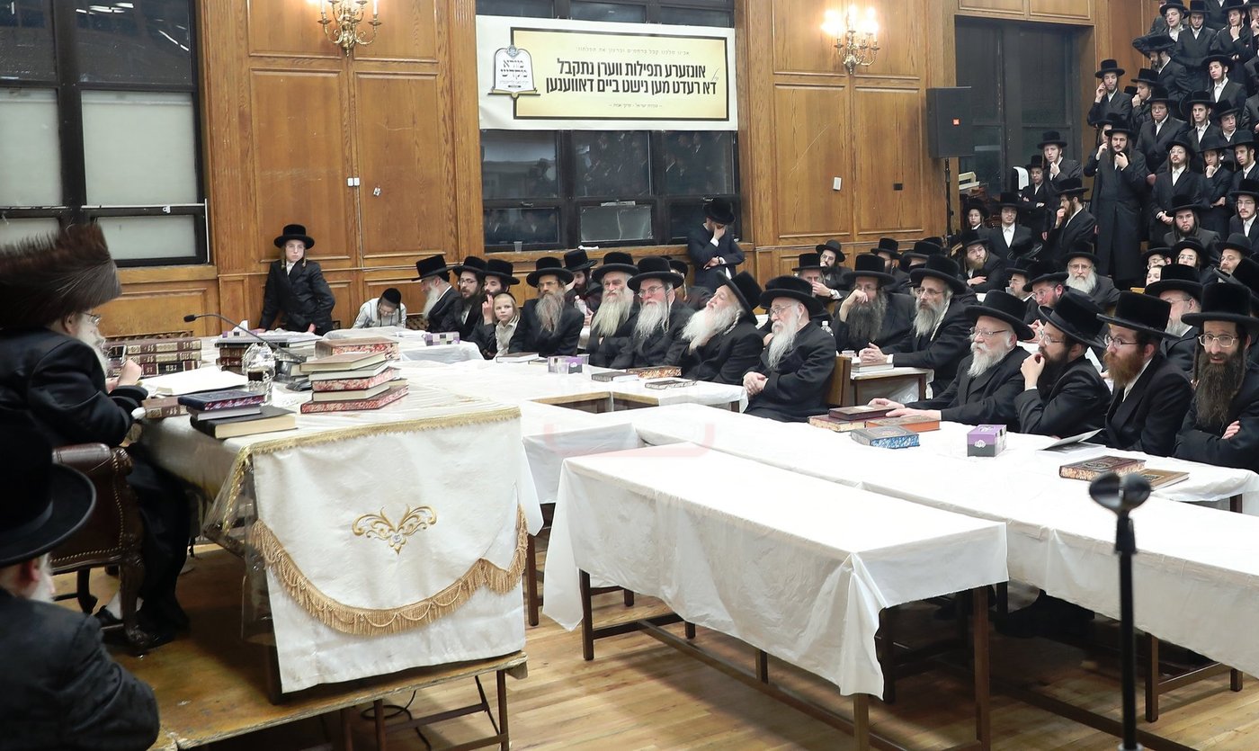 האדמו"ר מצאנז קלויזנבורג בהדלקת נרות חנוכה