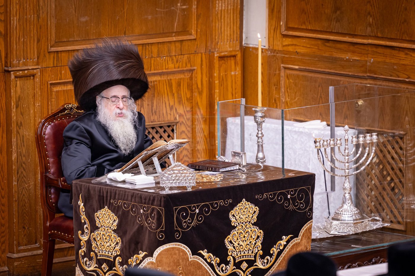 האדמו"ר מצאנז קלויזנבורג בהדלקת נרות חנוכה
