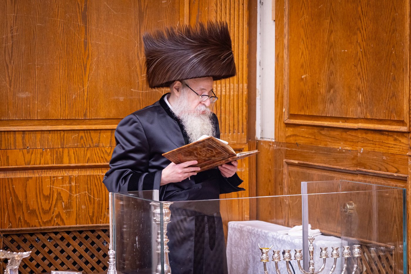 האדמו"ר מצאנז קלויזנבורג בהדלקת נרות חנוכה