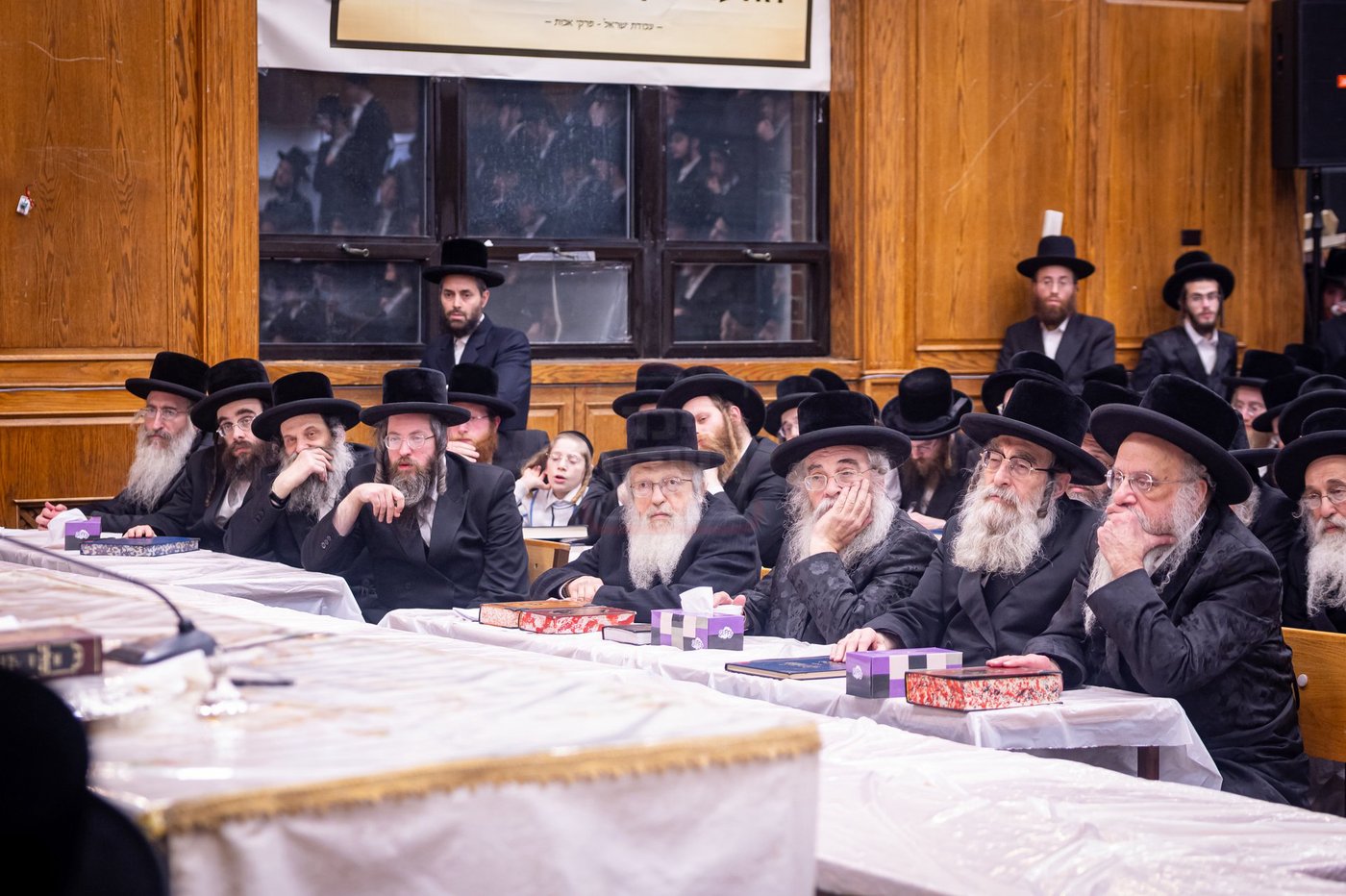 האדמו"ר מצאנז קלויזנבורג בהדלקת נרות חנוכה