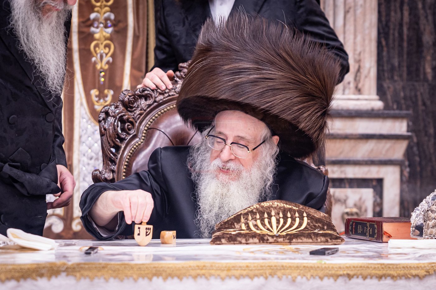 האדמו"ר מצאנז קלויזנבורג בהדלקת נרות חנוכה