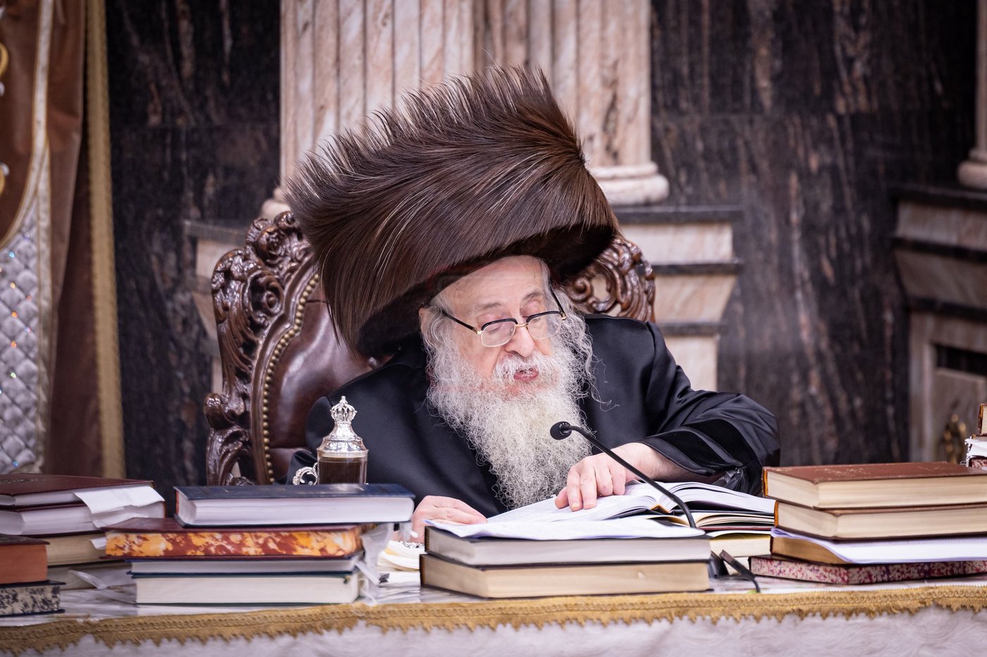 האדמו"ר מצאנז קלויזנבורג בהדלקת נרות חנוכה