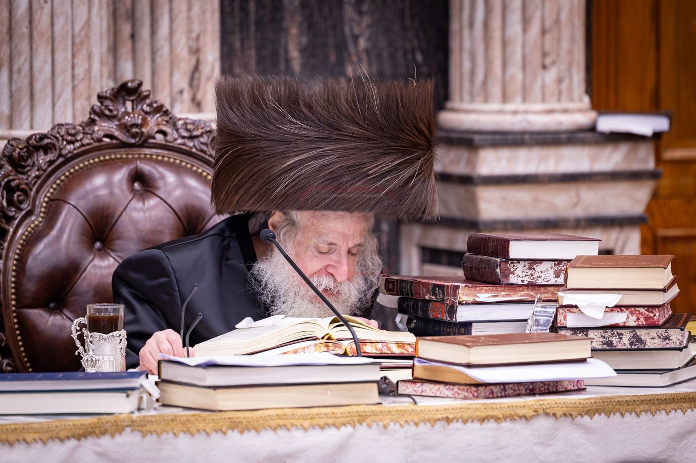 האדמו"ר מצאנז קלויזנבורג בהדלקת נרות חנוכה