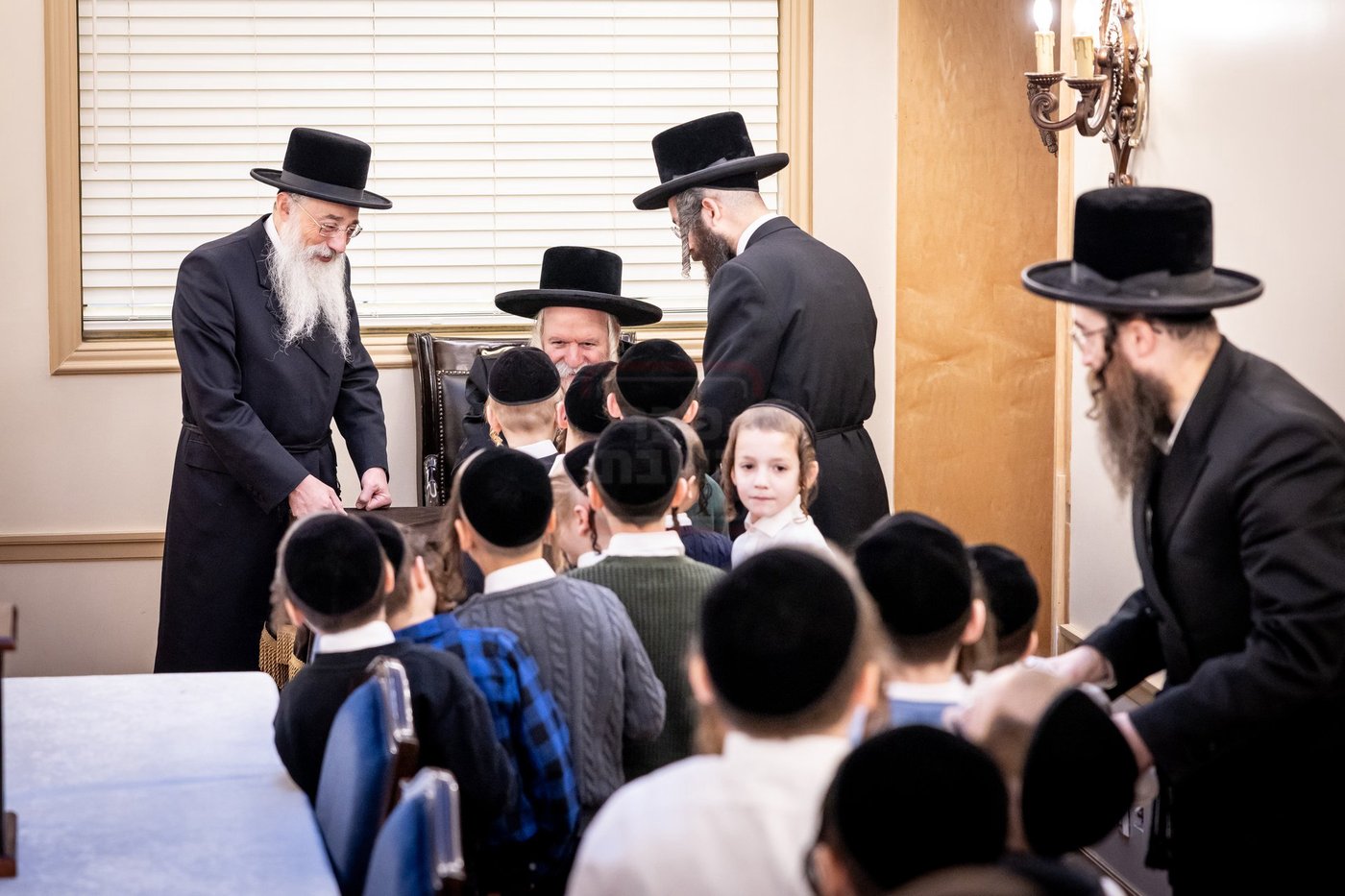 האדמו"ר מבאבוב בחלוקת מעות חנוכה