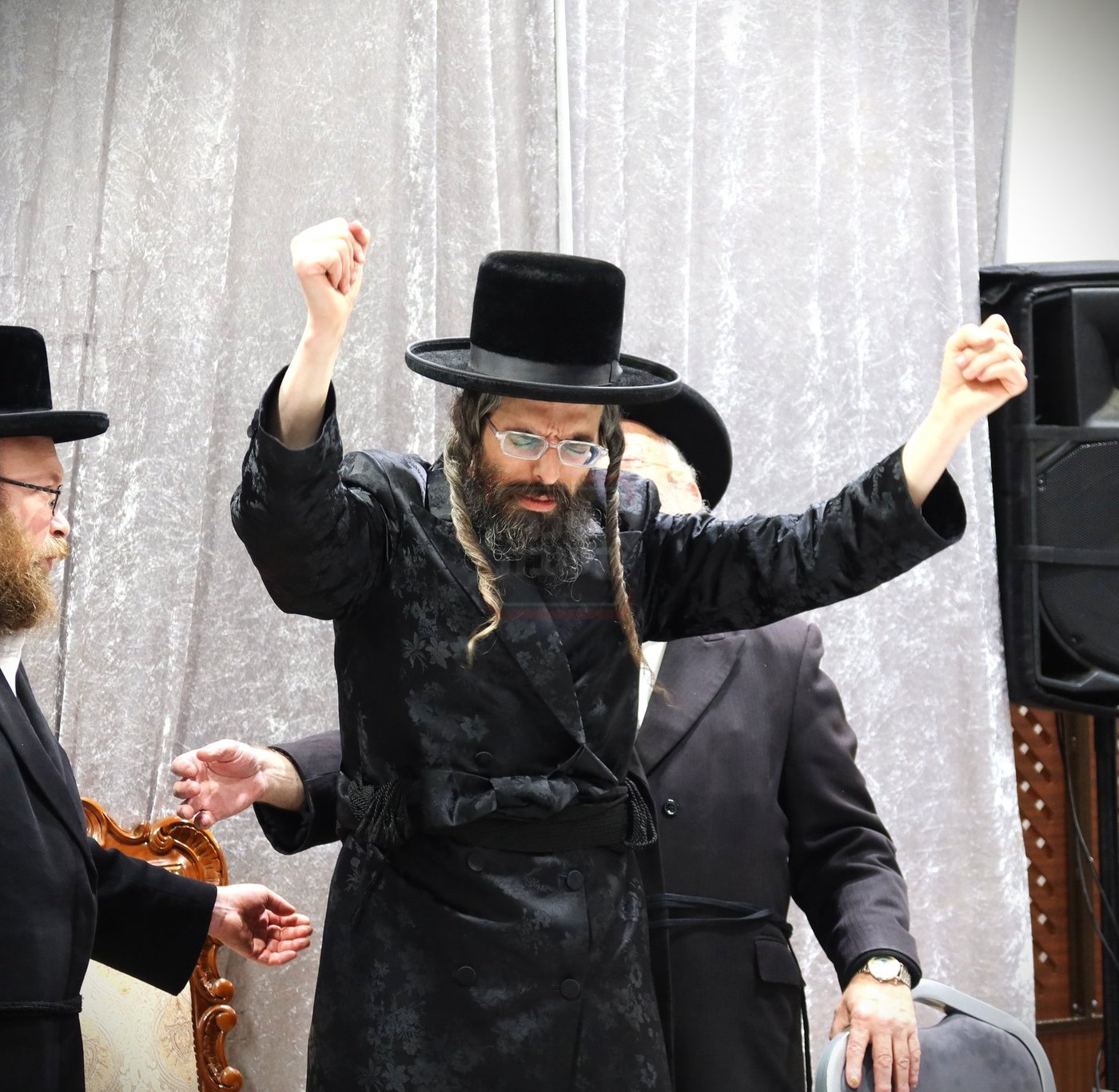 זאת חנוכה בחצה"ק זוויעהיל