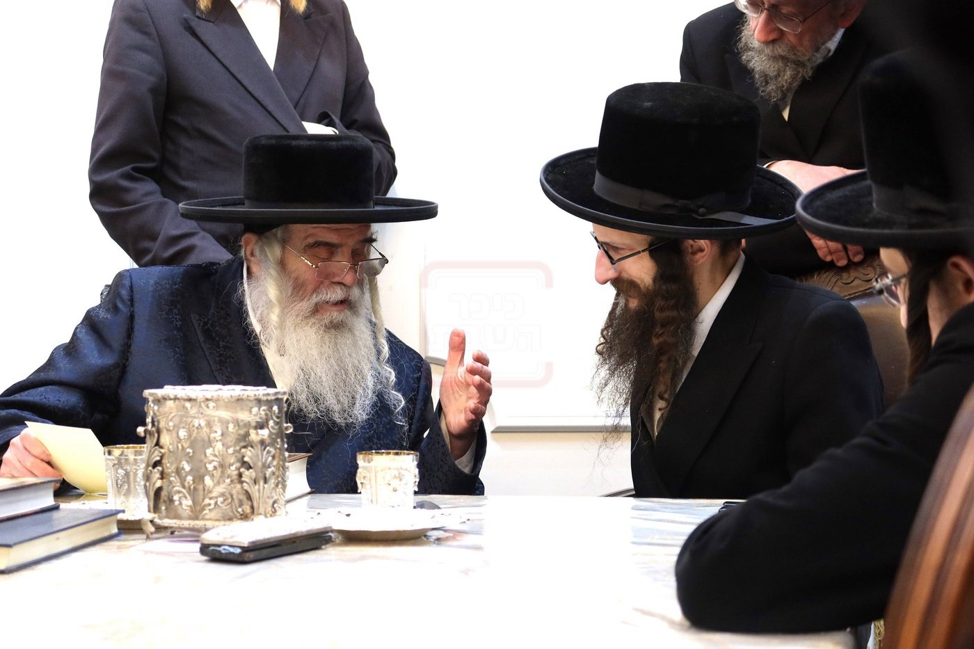 האדמו"ר מישועות יעקב סקולען בביקור אצל האדמו"ר מקרעטשניף י-ם