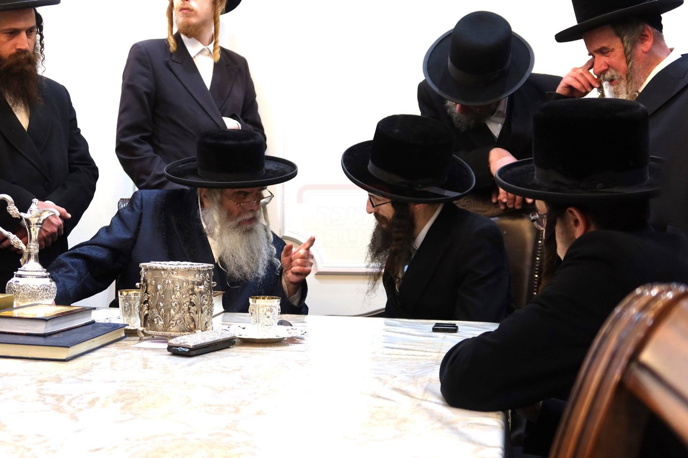 האדמו"ר מישועות יעקב סקולען בביקור אצל האדמו"ר מקרעטשניף י-ם