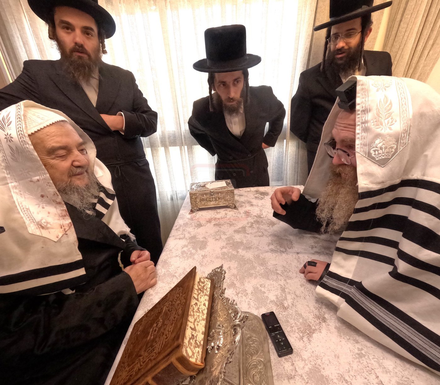 אב"ד אמונת ישראל בביקור אצל הגרי"מ שכטר 