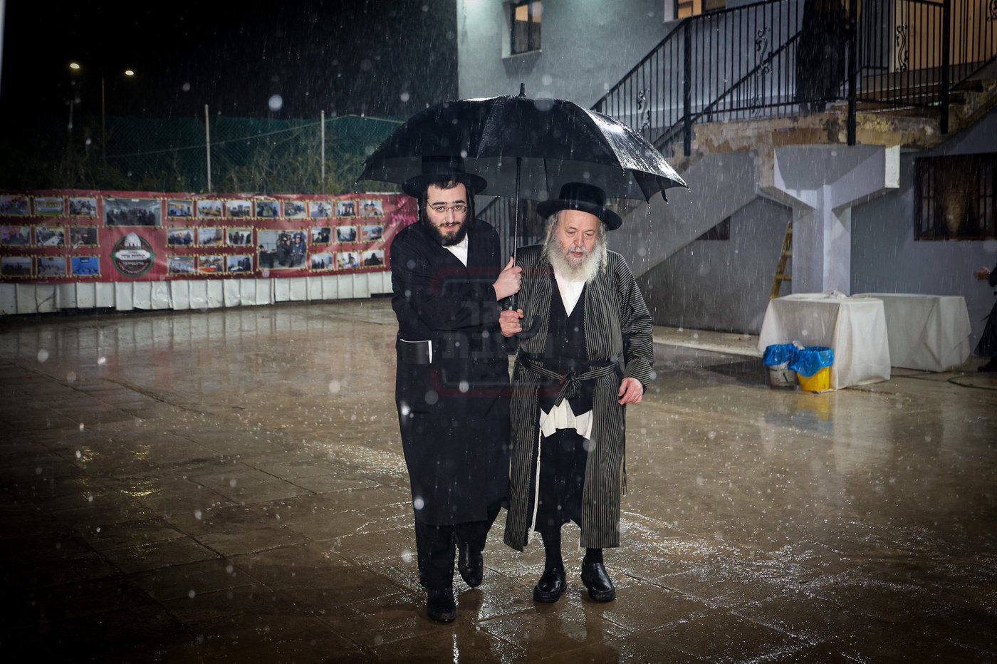 קביעת מזוזות לתלמוד תורה תולדות אהרן בטבריה