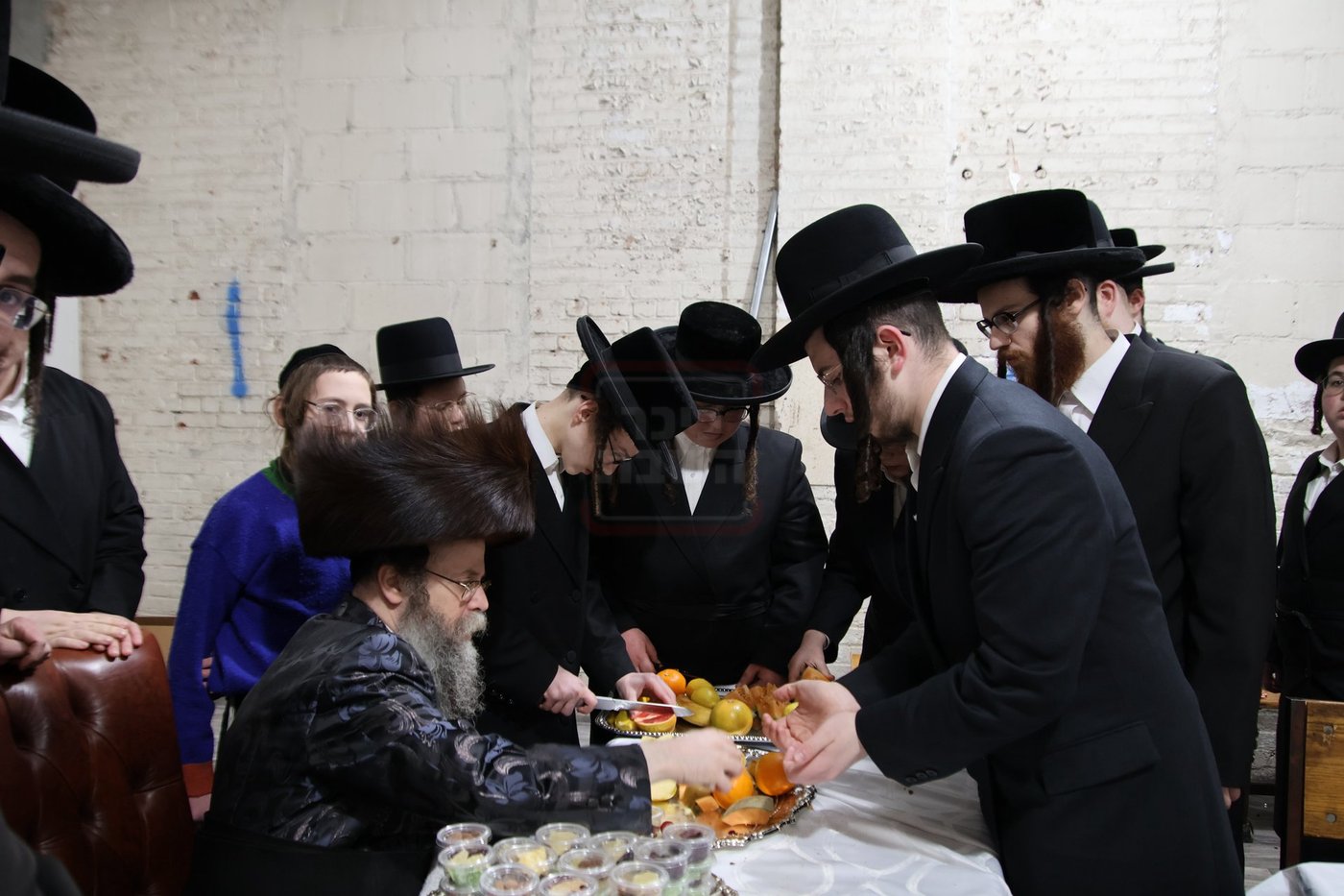 טיש ט"ו בשבט אצל האדמו"ר מקרעטשניף סיגעט וויליאמסבורג