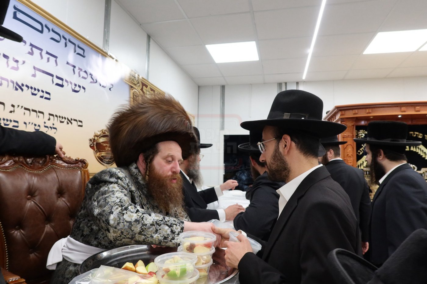 טיש ט"ו בשבט בחצה"ק מיאלען