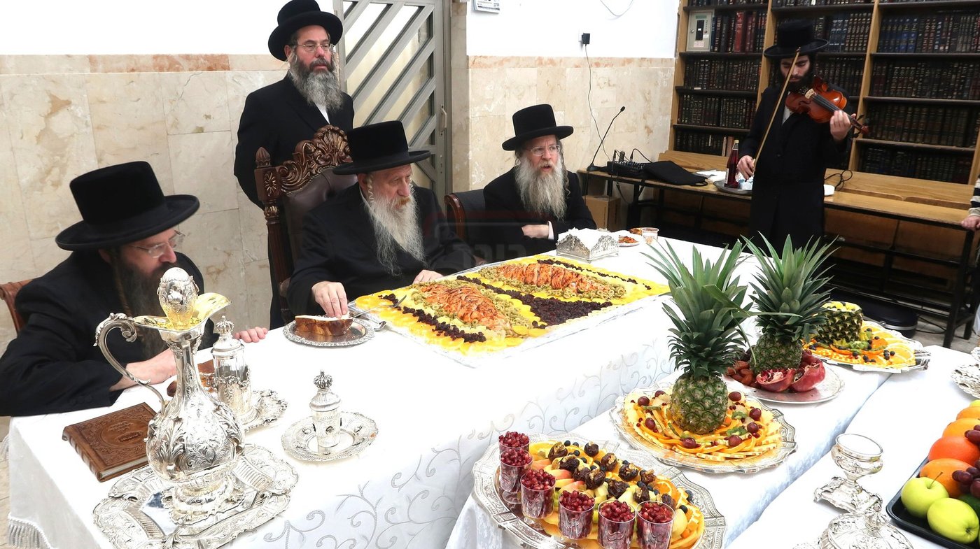 ט"ו בשבט בחצה"ק טשארנאביל 
